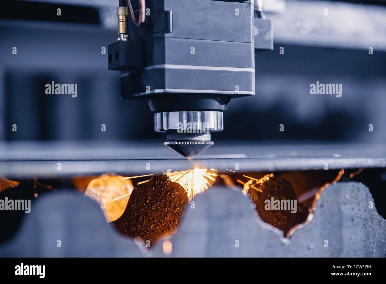 Laser CNC Schneiden von Metall mit Lichtfunken Industrielle Fertigungstechnologie Stockfoto