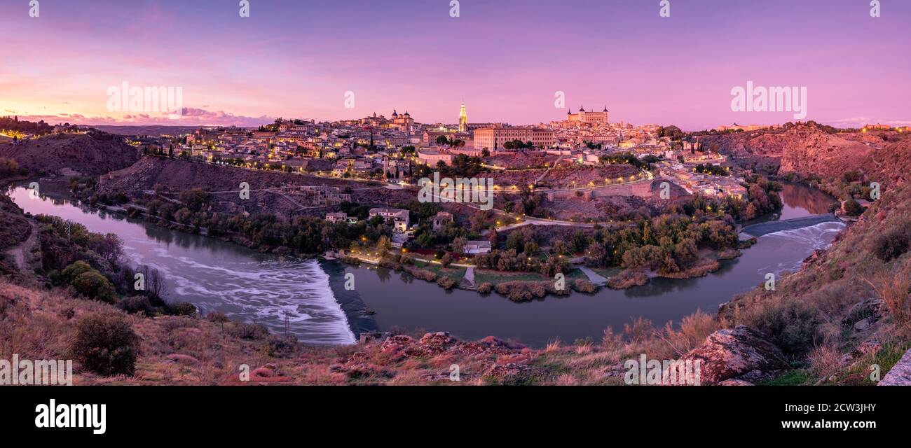 Vista del Casco histórico al anochecer, Toledo, Castilla-La Mancha, Spanien Stockfoto