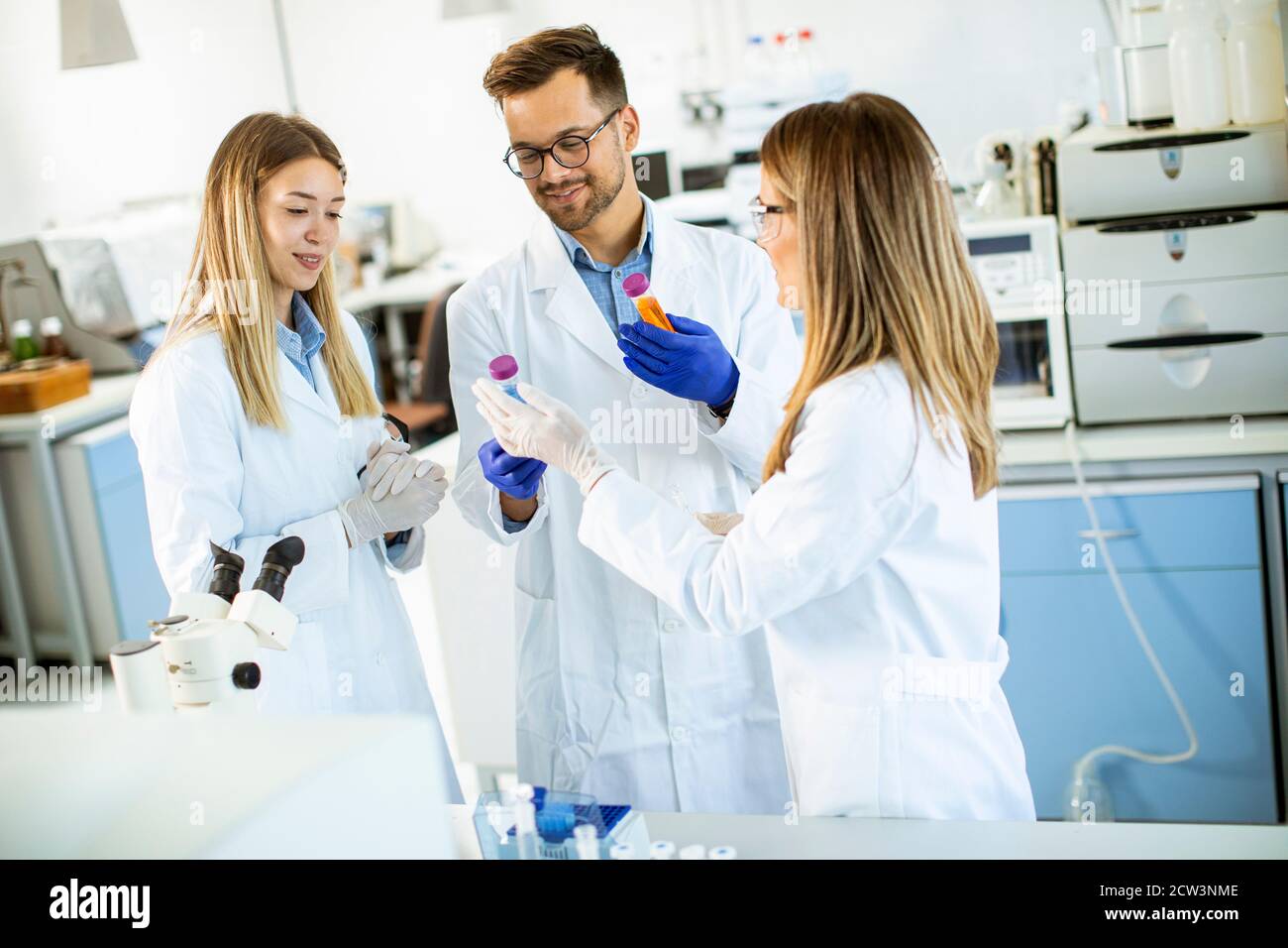 Junge Forscher analysieren chemische Daten im Labor Stockfoto