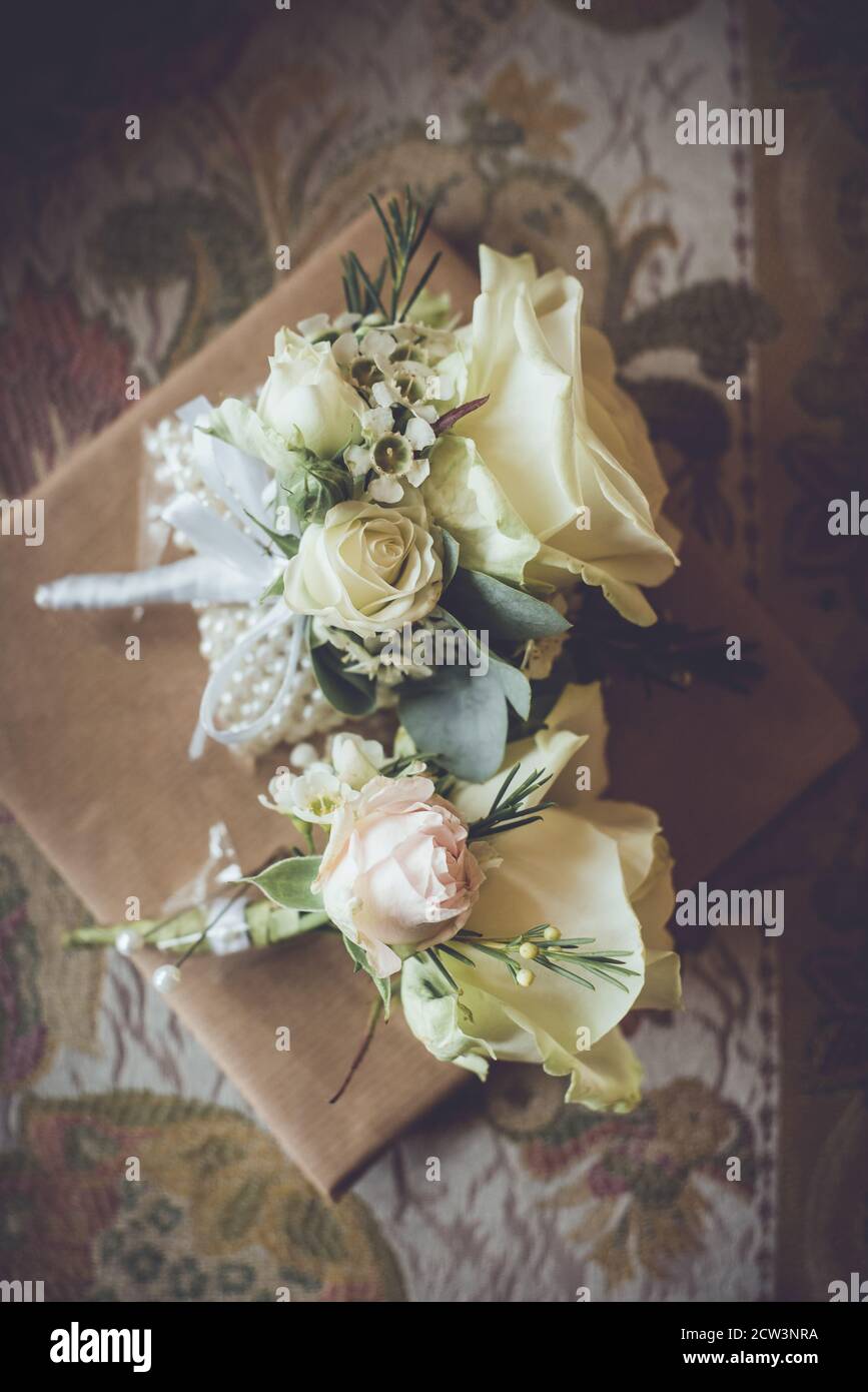 Vintage Creme Rose und Perle Damen Korsagen aus nächster Nähe Stockfoto