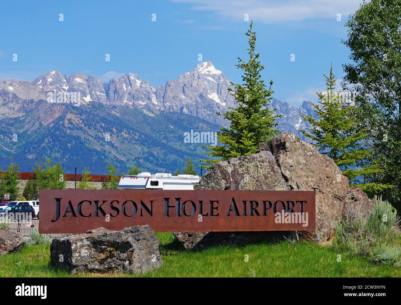 JACKSON HOLE, WY –1. AUG 2020- Blick auf ein Begrüßungsschild am Jackson Hole Airport (JAC) im Grand Teton National Park in Wyoming, USA. Stockfoto