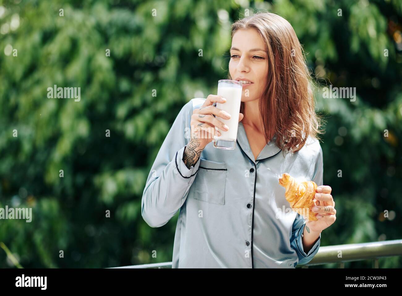 Frau mit Frühstück am Balkon Stockfoto