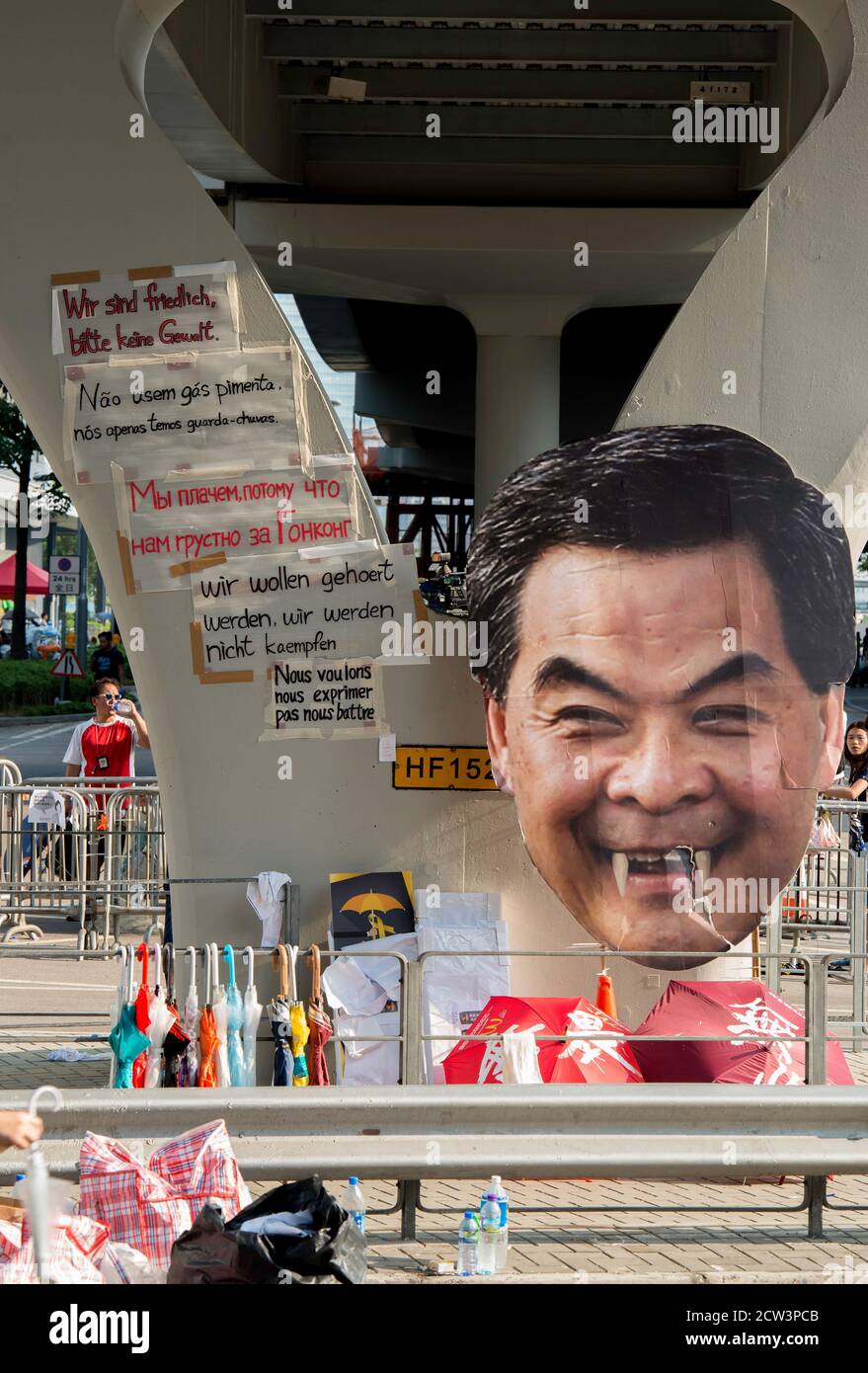 HONGKONG, HONGKONG SAR, CHINA: 30. SEPTEMBER 2019. Die Umbrella-Revolution von 2014 greift mit der Polizei zurückzieht, die Demonstranten verantwortlich und r Stockfoto