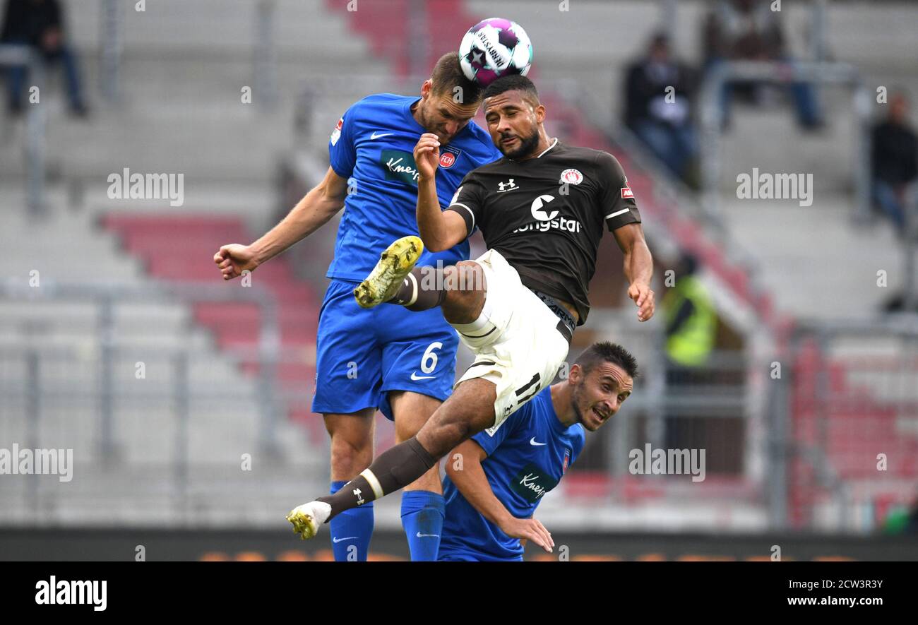 Hamburg, Deutschland. September 2020. Fußball: 2. Bundesliga, 2. Spieltag, FC St. Pauli - 1. FC Heidenheim im Millerntor-Stadion. Paulis Daniel-Kofi Kyereh (M), Heidenheims Patrick Mainka (L) und Andreas Geipl kämpfen um den Ball. Quelle: Daniel Reinhardt/dpa - WICHTIGER HINWEIS: Gemäß den Bestimmungen der DFL Deutsche Fußball Liga und des DFB Deutscher Fußball-Bund ist es untersagt, im Stadion und/oder aus dem Spiel aufgenommene Aufnahmen in Form von Sequenzbildern und/oder videoähnlichen Fotoserien zu nutzen oder auszunutzen./dpa/Alamy Live News Stockfoto