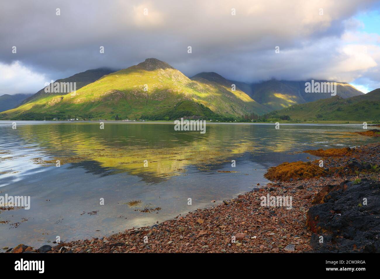 Landschaftsbild der fünf Schwestern des Kintail-Gebirges vom Ufer des Loch Duich, Glen Shiel, West Highlands, Schottland, Großbritannien. Stockfoto