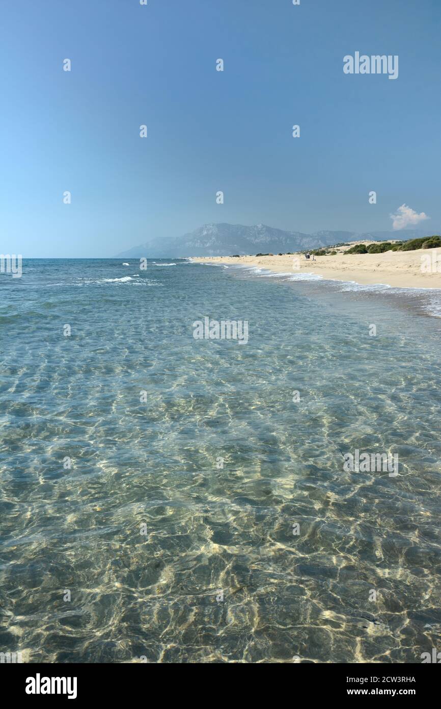 Klares Wasser in Patara Beach, Türkisküste, Antalya, Türkei Stockfoto