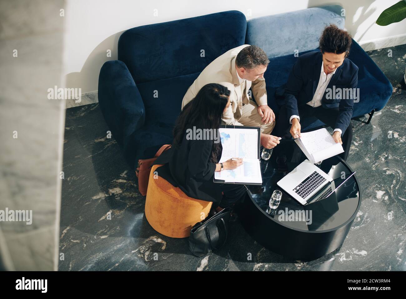 Geschäftsleute, die Diskussion über Dokumente Stockfoto