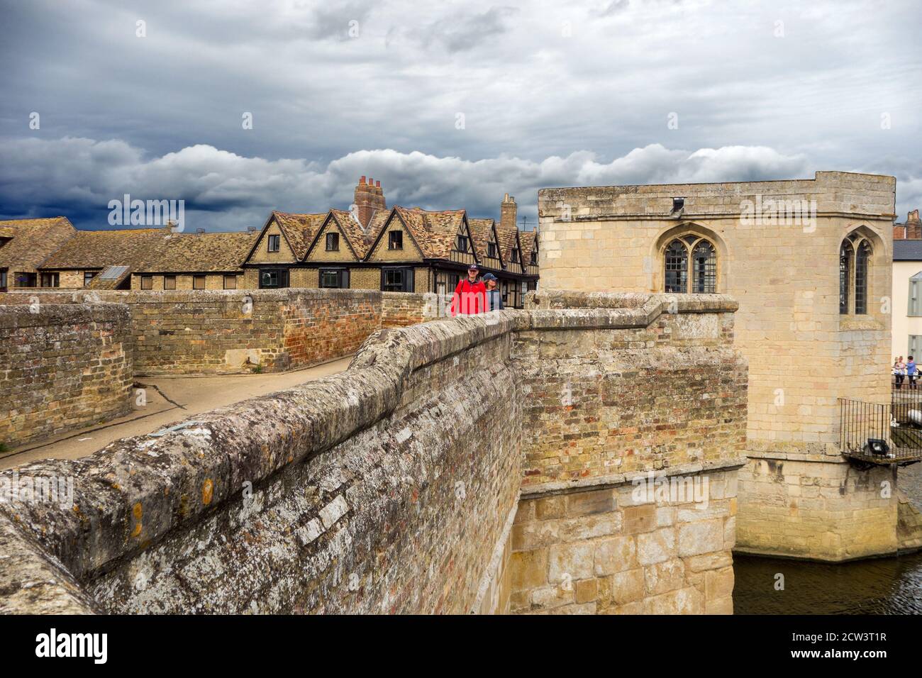 St Ives Bridge Brücke aus dem 15. Jahrhundert über den Fluss Great Ouse in St Ives, Cambridgeshire. Eine von nur vier Brücken in England, um eine Kapelle zu integrieren Stockfoto