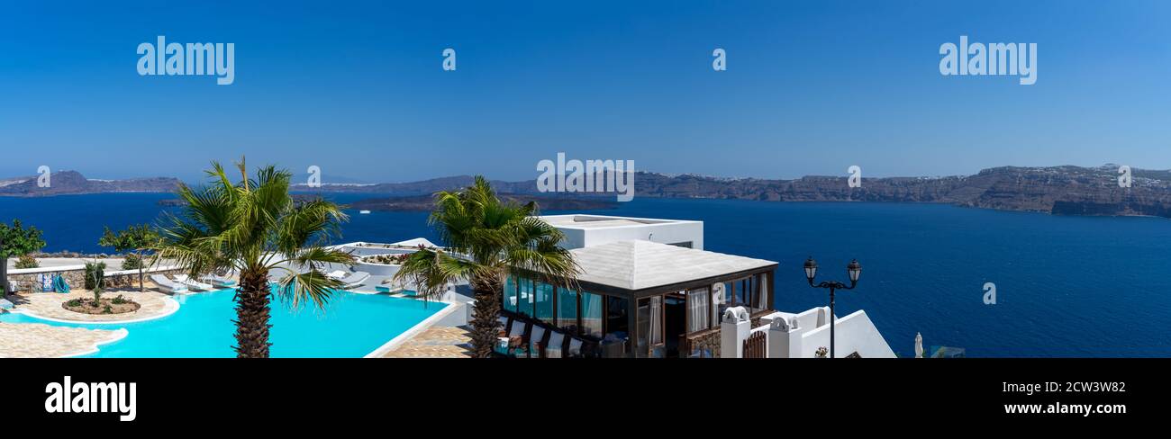 Schöne Aussicht von Akrotiri auf Caldera und Vulkan an einem sonnigen Tag. Panoramaformat. Santorini Insel, Kykladen, Griechenland, Europa. Stockfoto