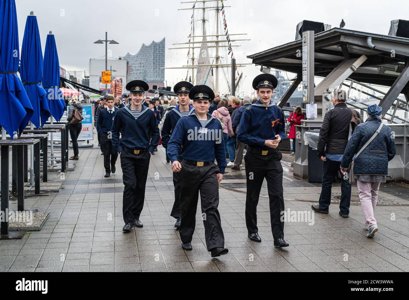 Hafengeburtstag 2019, Hamburg, Deutschland, 10. Mai 2019. Russische Matrosen vom Ausbildungsschiff mir. Stockfoto