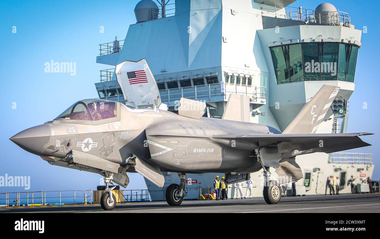 Eine F-35B mit Marine Fighter Attack Squadron 211, 'The Wake Island Avengers' kurz nach der Landung an Bord der HMS Queen Elizabeth vor der Küste des Vereinigten Königreichs am 22. September 2020. Die Marines der 'Wake Island Avengers' schlossen sich der britischen 617 Squadron „The Dambusters“ an Bord der 65,000-Tonnen-Fluggesellschaft an, um die weltweit größte Carrier Air Group der 5. Generation zu bilden. Stockfoto