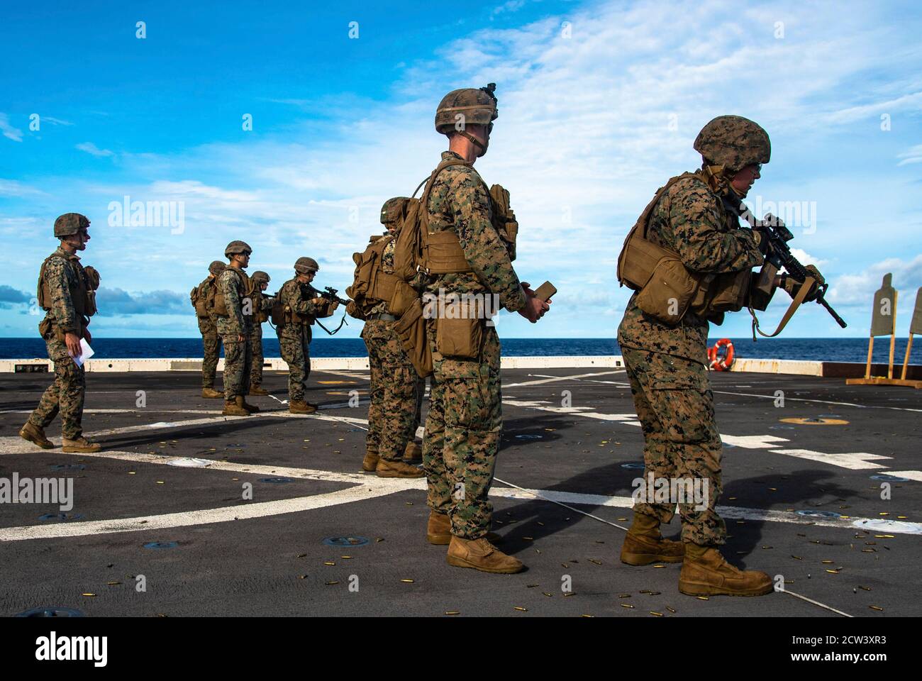 PHILIPPINISCHES MEER (Sept 23, 2020) Marines mit Bataillon Landing Team, 2. Bataillon, 4. Marines, 31. Marine Expeditionary Unit (MEU), führen einen Deckschieß an Bord der USS New Orleans (LPD 18). New Orleans, Teil der Expeditionary Strike Group Seven (ESG 7), ist zusammen mit der 31. Marine Expeditionary Unit im Verantwortungsbereich der 7. Flotte der USA tätig, um die Interoperabilität mit Verbündeten und Partnern zu verbessern und als einsatzbereite Einsatztruppe für Frieden und Stabilität in der Indo-Pazifik-Region zu dienen. (USA Marine Corps Foto von Lance CPL. Joshua Brittenham) Stockfoto