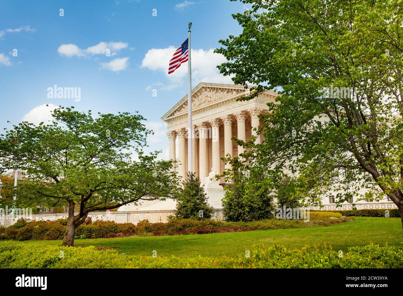 Gebäude des Obersten Gerichtshofs der Vereinigten Staaten mit US-Flagge Über dem Himmel Stockfoto