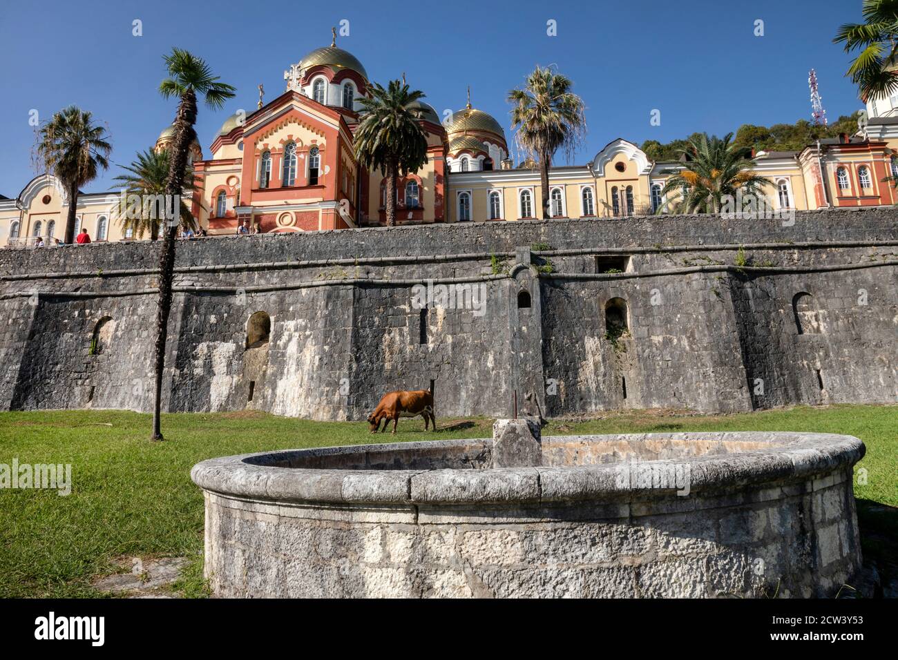 Ein Blick auf das Neue Athos Kloster (St. Simon die kanaanäische Kirche) Und Wand im 19. Jahrhundert den Fuß des Berges gegründet Athos in Abchasien Stockfoto