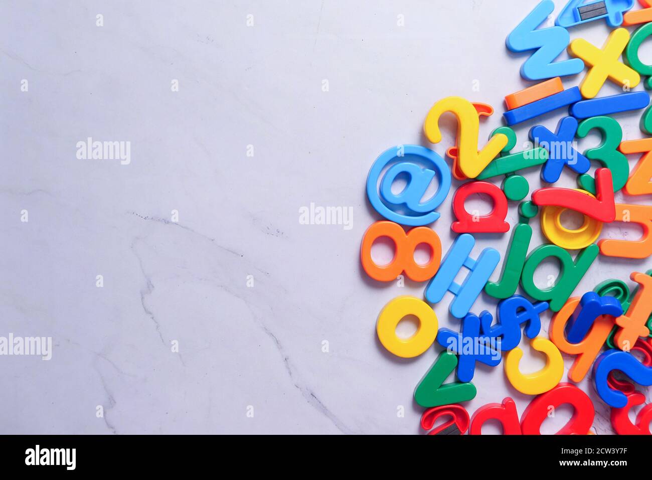 Bunte Plastikbuchstaben auf weißem Hintergrund, Draufsicht Stockfoto