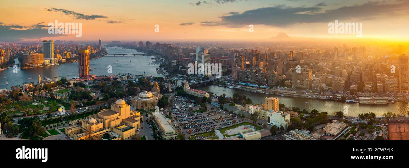 Panorama von Kairo Stadtbild bei Sonnenuntergang von der berühmten Fernsehturm Kairo, Kairo, Ägypten Stockfoto