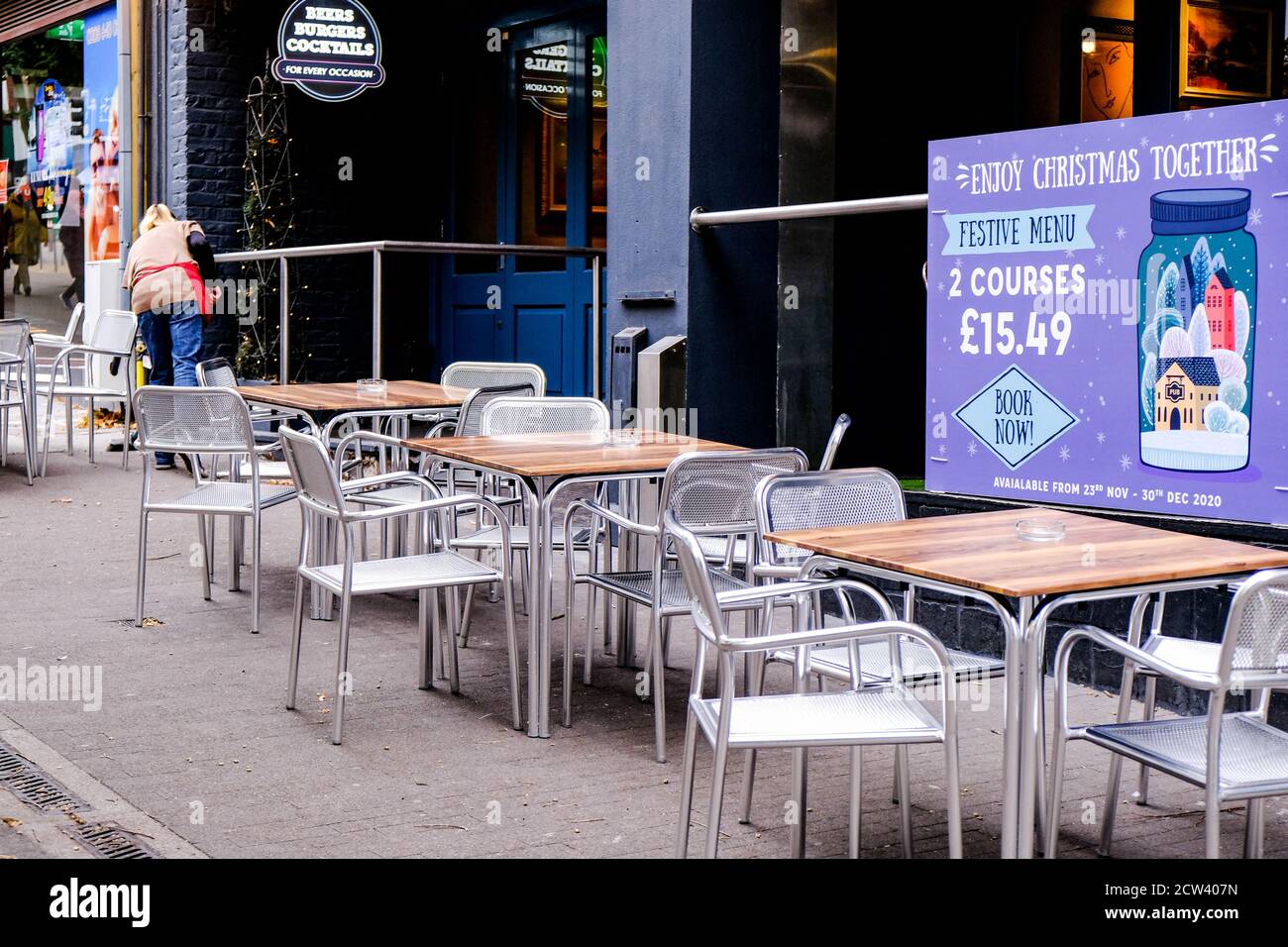 London, Großbritannien, September 27 2020, leerer Tisch und Stühle vor einem Londoner Restaurant, in dem die Krise der Hotellerie hervorgehoben wird Stockfoto