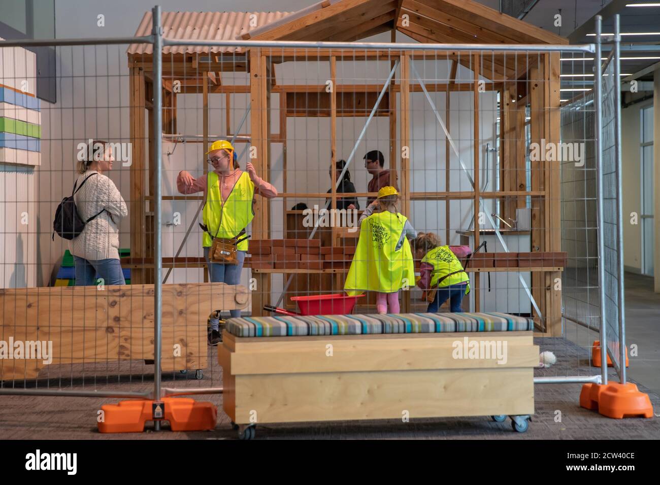 (200927) -- WOLLONGONG, 27. September 2020 (Xinhua) -- Kinder bauen ein Modellhaus an einem frühen Start Entdeckungsraum in Wollongong, Australien, 26. September 2020. Australien hat im Kampf gegen eine zweite Welle von Coronavirus-Infektionen Fortschritte gemacht, wobei in Melbourne am Montag strenge Einschränkungen gelten. Daniel Andrews, der Premierminister von Victoria, dem am stärksten von der COVID-19-Pandemie betroffenen Staat des Landes, kündigte am Sonntag an, dass der Fahrplan zur Lockerung der Beschränkungen in der Hauptstadt Melbourne über einen Zeitraum von etwa zwei Monaten beschleunigt werden werde. (Foto von Hongye Zhu/Xinhua) Stockfoto