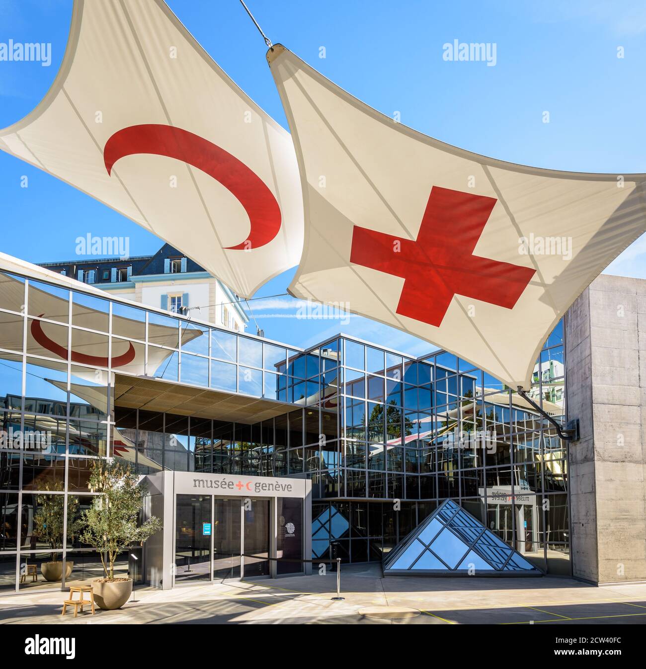 Eingang des Internationalen Roten Kreuzes und des Roten Halbmondes Museums in Genf, Schweiz, das die Geschichte und Prinzipien der humanitären Aktion präsentiert. Stockfoto