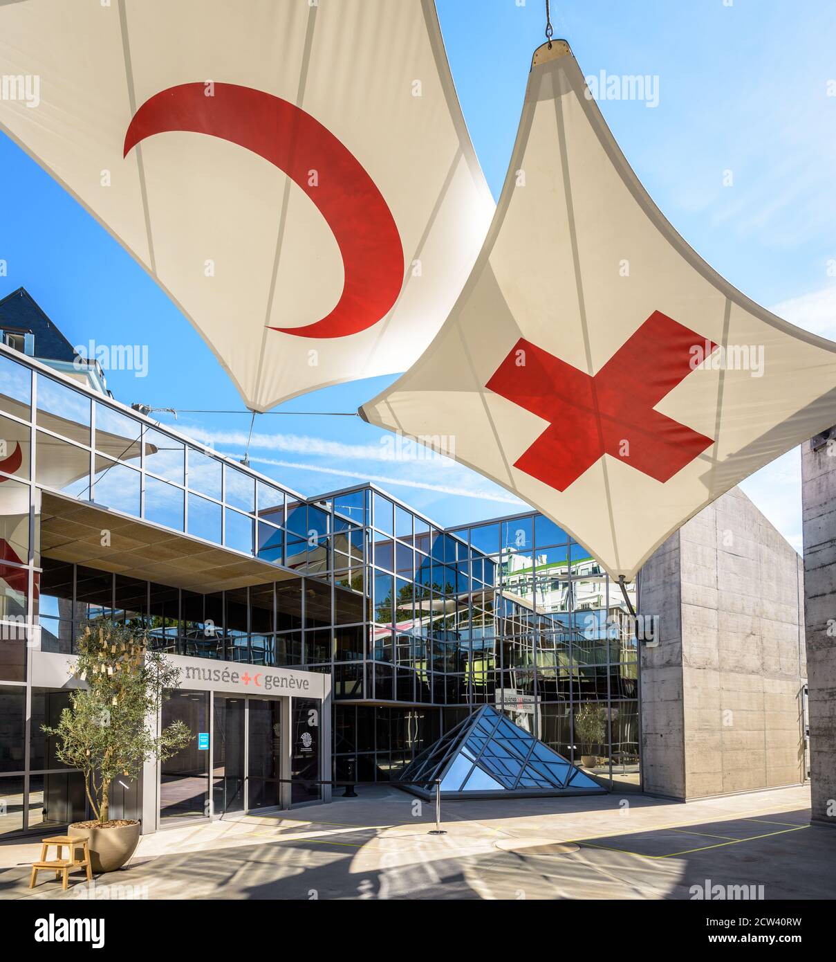 Eingang des Internationalen Roten Kreuzes und des Roten Halbmondes Museums in Genf, Schweiz, das die Geschichte und Prinzipien der humanitären Aktion präsentiert. Stockfoto