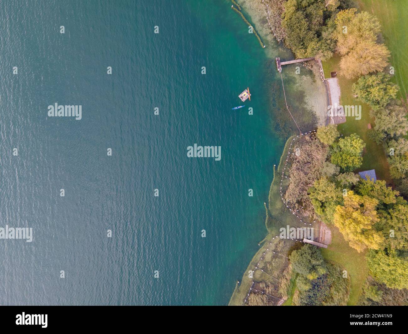 Drohne schoss über Wasser. Hintergrund des Sees. Vogelblick Stockfoto