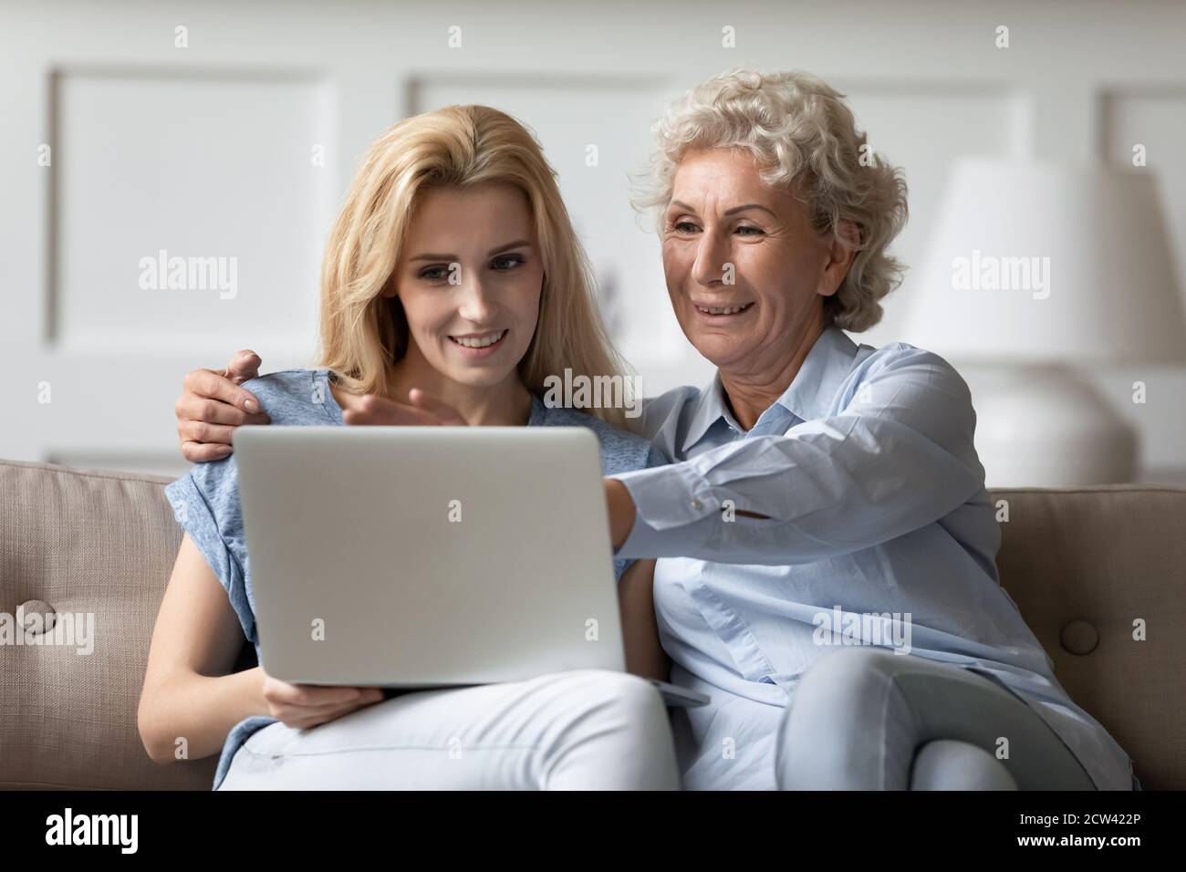 Fürsorgliche Erwachsene Tochter Lehre ältere Mutter zu verwenden Laptop Stockfoto