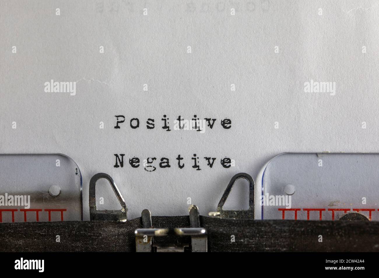 Geschrieben auf alter Schreibmaschine mit Text positiv - negativ Stockfoto
