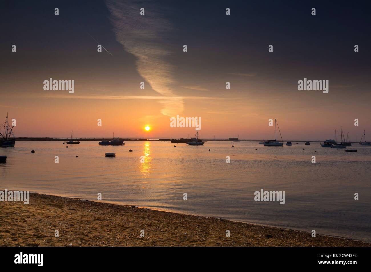 Boote an der Küste von West Mersea, Essex, Großbritannien Stockfoto