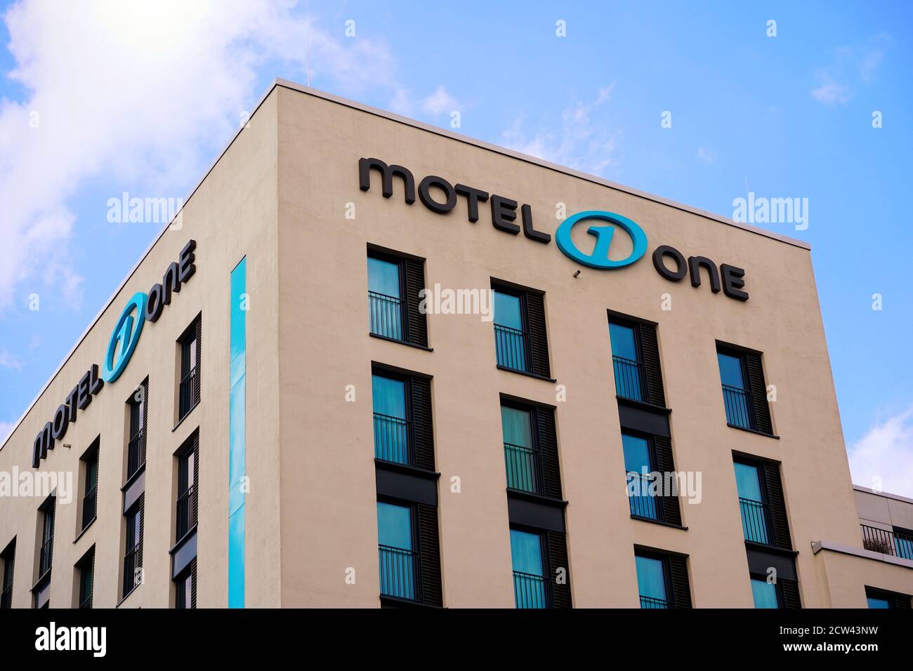 Außenansicht des Motel One-Gebäudes in der Nähe des Düsseldorfer Hauptbahnhofs. Dieses Design-Budget-Hotel wurde 2013 eröffnet. Motel One ist eine beliebte deutsche Hotelkette. Stockfoto