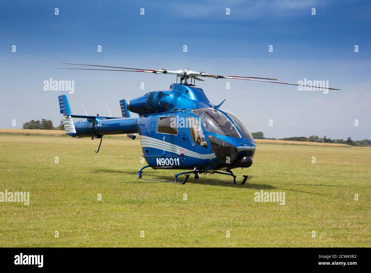 MD-900 Hubschrauber auf dem Flugplatz geparkt Stockfoto