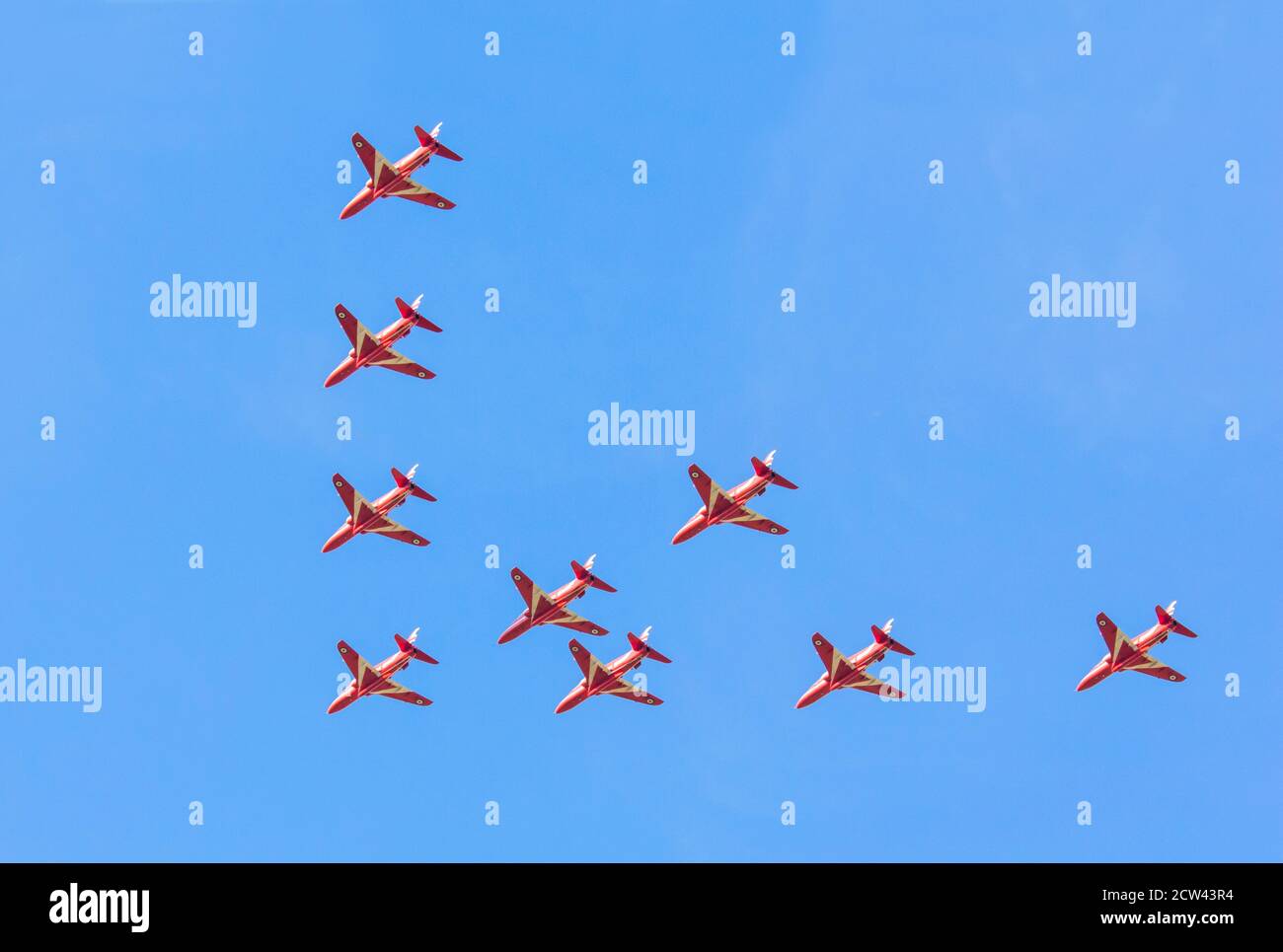 Rote Pfeile zeigen Team fliegen über Suffolk Stockfoto