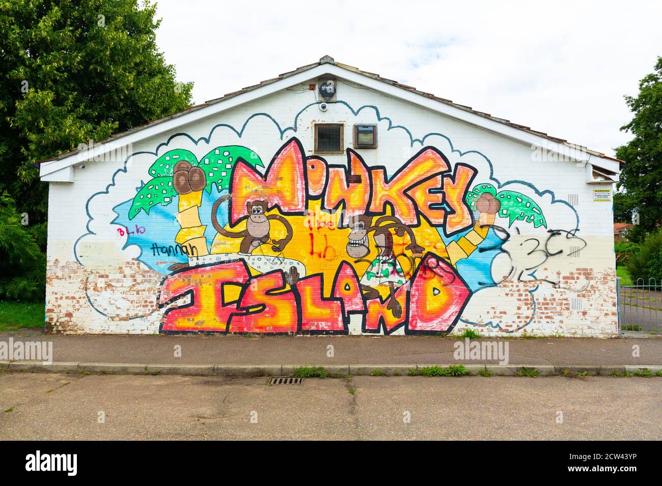 Graffiti auf einem Gemeinschaftszentrum in Großbritannien Stockfoto