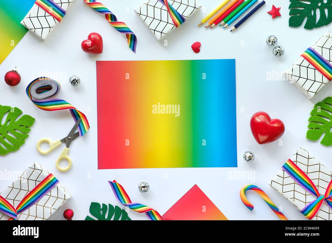 Rahmen aus Weihnachtsgeschenken mit Regenbogenband in LGBTQ Community Flag Farben. Flachlagerung, Weihnachtsdekor, Kopierraum. Stockfoto