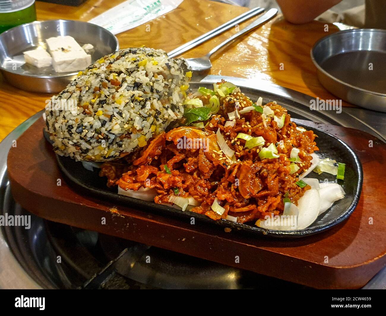 Jumeok-bap oder Reiskugel, ein Klumpen gekochten Reis zu einem runden Laib in der Form einer Faust gemacht. Gebratener Hähnchenknorpel mit würziger Chilischote-Sauce. Stockfoto