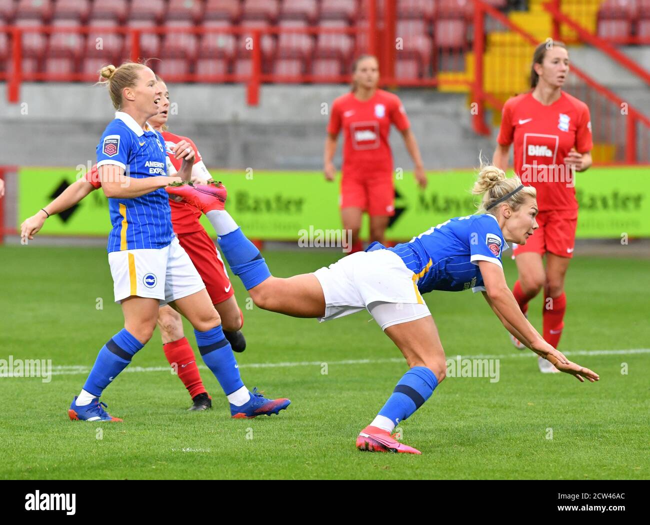 Crawley, Großbritannien. September 2020. Emily Simpkins von Brighton und Hove Albion verfehlt am 27. September 2020 im People's Pension Stadium in Crawley, Großbritannien, knapp das Tor beim FA Women's Cup Quarter Final Match zwischen Brighton & Hove Albion Women und Birmingham City Women. (Foto von Jeff Mood/phcimages.com) Quelle: PHC Images/Alamy Live News Stockfoto