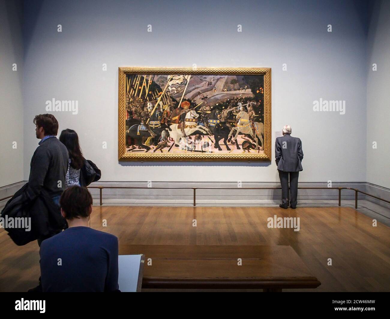 London, Großbritannien - Besucher, die Gemälde in der National Gallery, einem Kunstmuseum am Trafalgar Square in der City of Westminster, betrachten. Stockfoto