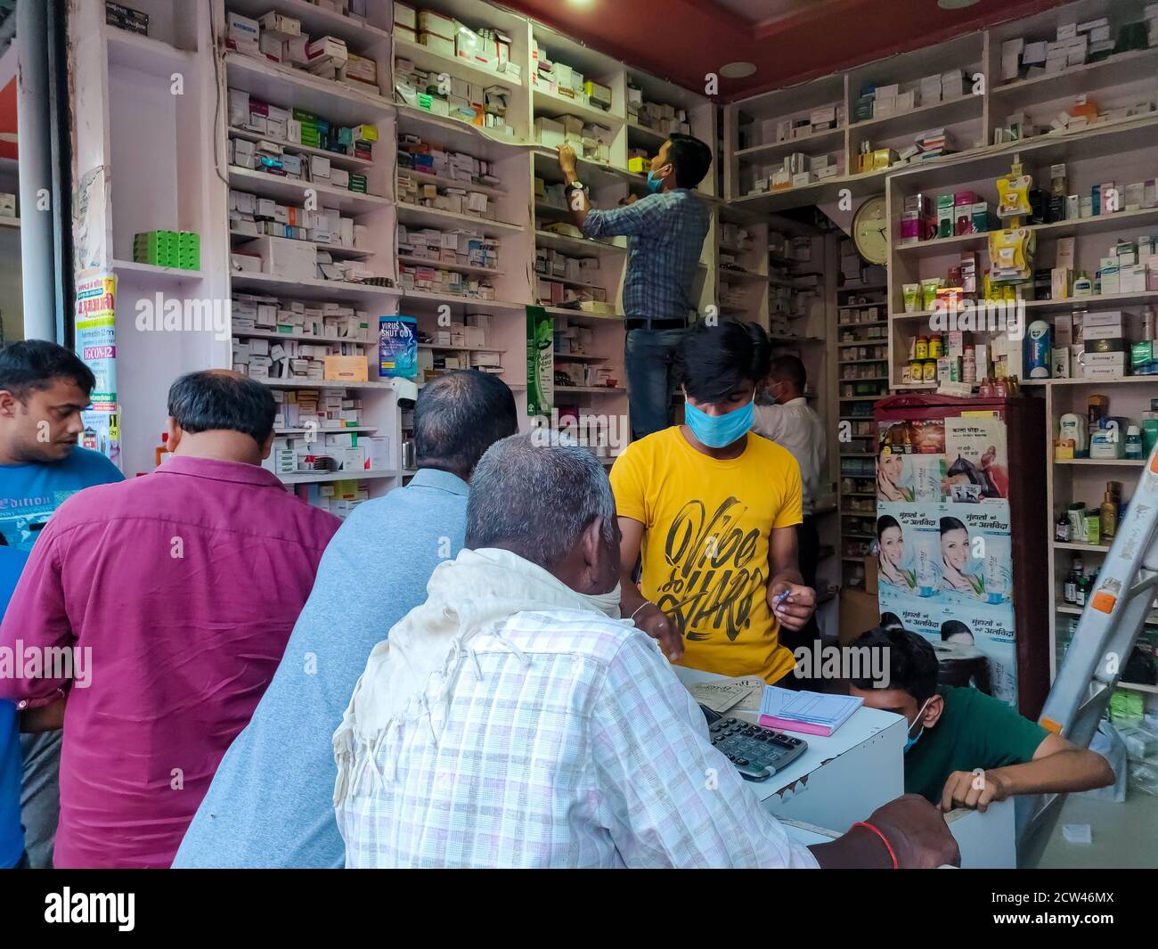 Sonauli, Indien - September 26 2020: Menschen Schlange vor der lokalen Apotheke, um Medikamente während der Coronavirus-Pandemie zu kaufen. Stockfoto
