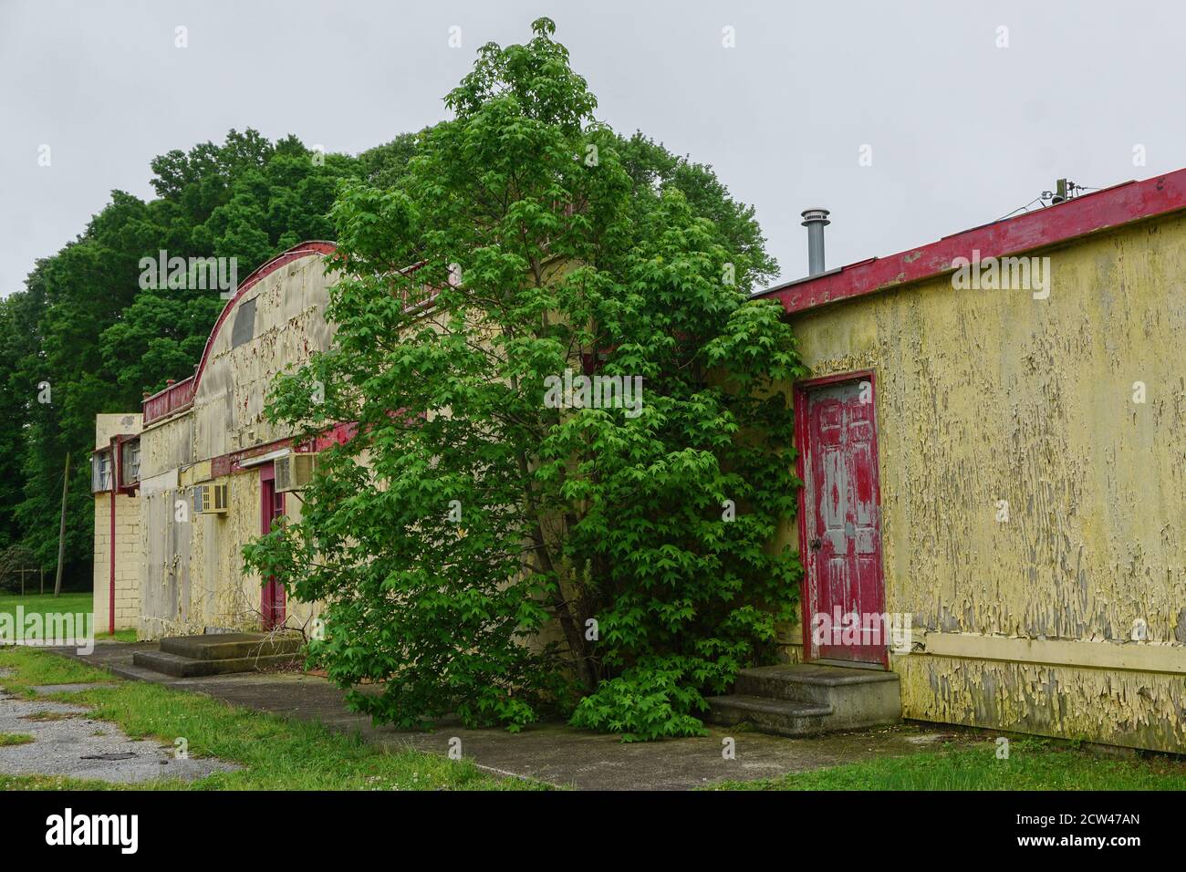 New Church, Virginia: Verlassene Ruinen von "The Dream", eine Rollbahn, ein Drive-in-Restaurant und ein Drive-in-Theater, erbaut 1940, geschlossen 2008. Stockfoto