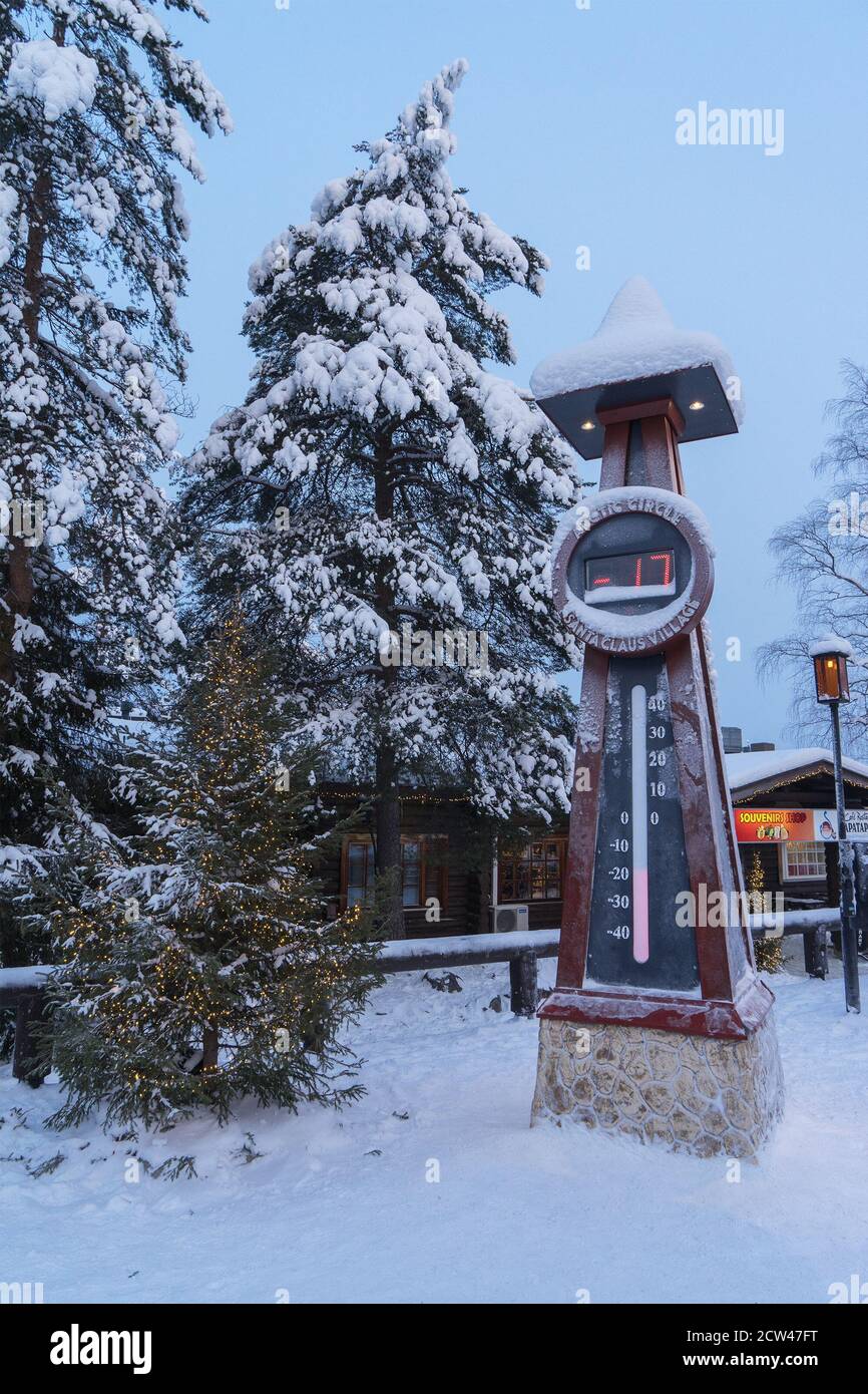 Große gefrorene Straßenuhr zeigt 17 Grad unter Null im Weihnachtsmanndorf. Winter Weihnachten und Neujahr Hintergrund. Stockfoto