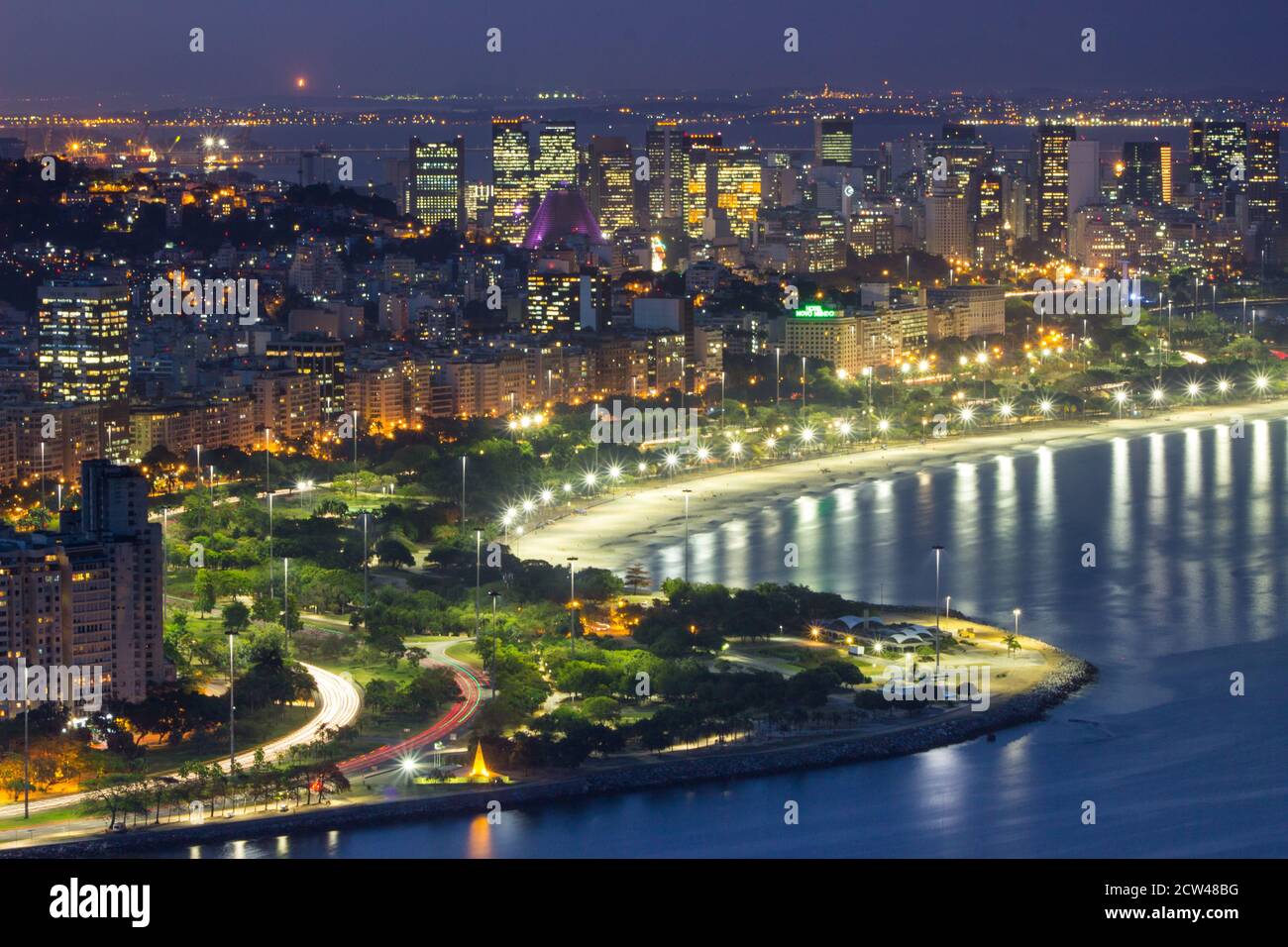 Blick von oben auf die enseada de Botafogo und Flamengo Strand, Rio de Janeiro, Brasilien. Nacht Bild kom violetten Tönen. 2017 Stockfoto