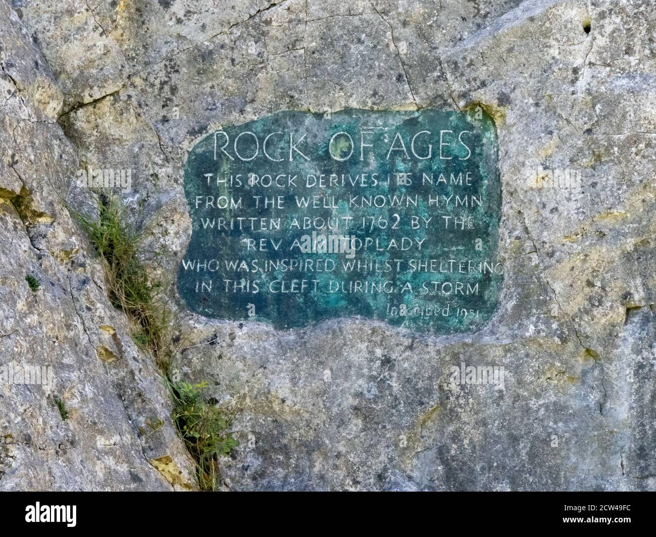 Plakette auf dem Felsen der Zeitalter, die an DIE M Toplady's erinnert Eine beliebte Hymne in Burrington Combe in den Mendip Hills Somerset VEREINIGTES KÖNIGREICH Stockfoto