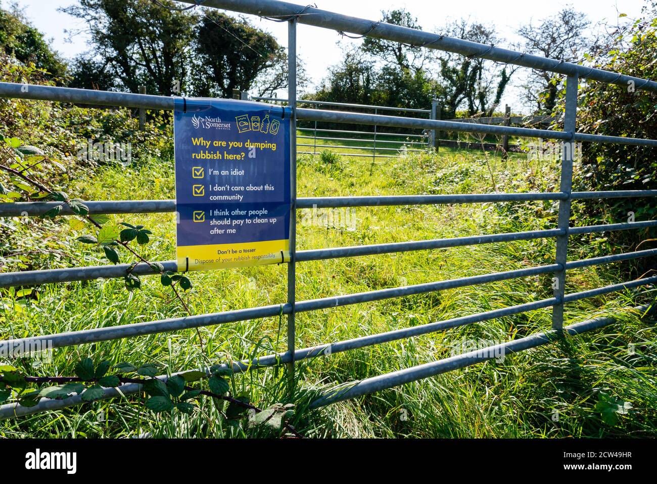 North Somerset County Council Anti fliegen kippen Zeichen auf ein Farm Gate in den Mendip Hills Somerset mit amüsanten Tick-Liste Stockfoto