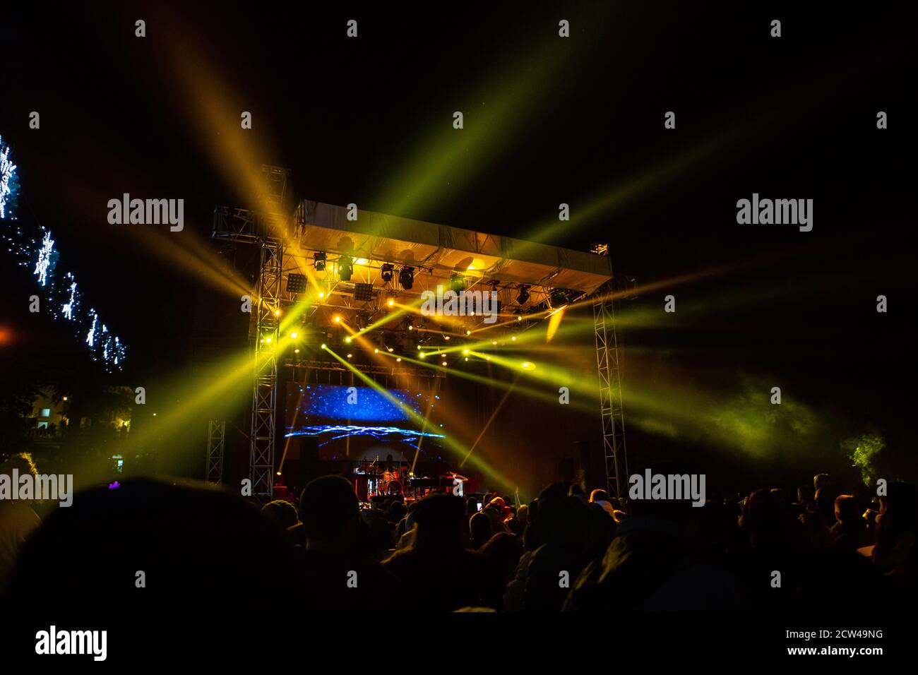 Menge vor der Bühne beim nächtlichen Straßenkonzert Stockfoto