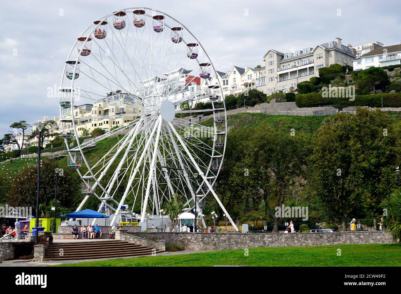 Torquay, Devon, Großbritannien. September 15, 2020. Urlauber genießen die großen Rad- und Pavillongärten an der Bucht von Torquay in Devon, Großbritannien. Stockfoto