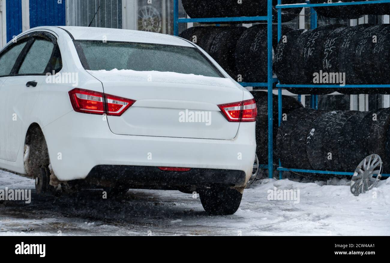 Saisonaler Reifenwechsel in einem Reifengeschäft Stockfoto