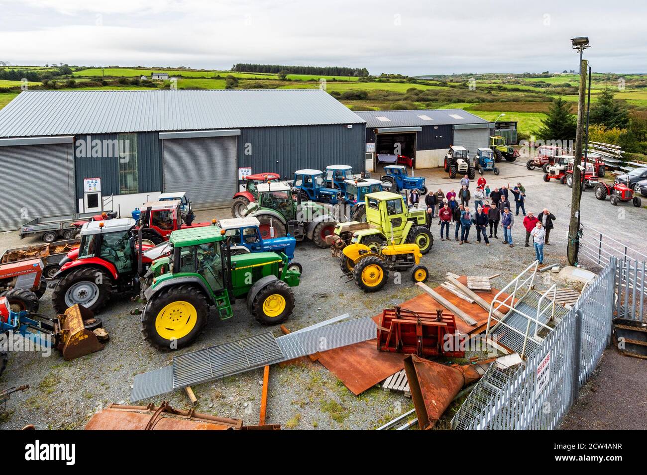 Skibbereen, West Cork, Irland. September 2020. Etwas mehr als 20 Traktoren versammelten sich heute für einen kleinen Wohltätigkeitstraktor, der zu Hilfe von Pieta House gefahren wurde. Die alten und modernen Traktoren fuhren in der Nähe von Skibbereen. Quelle: AG News/Alamy Live News Stockfoto