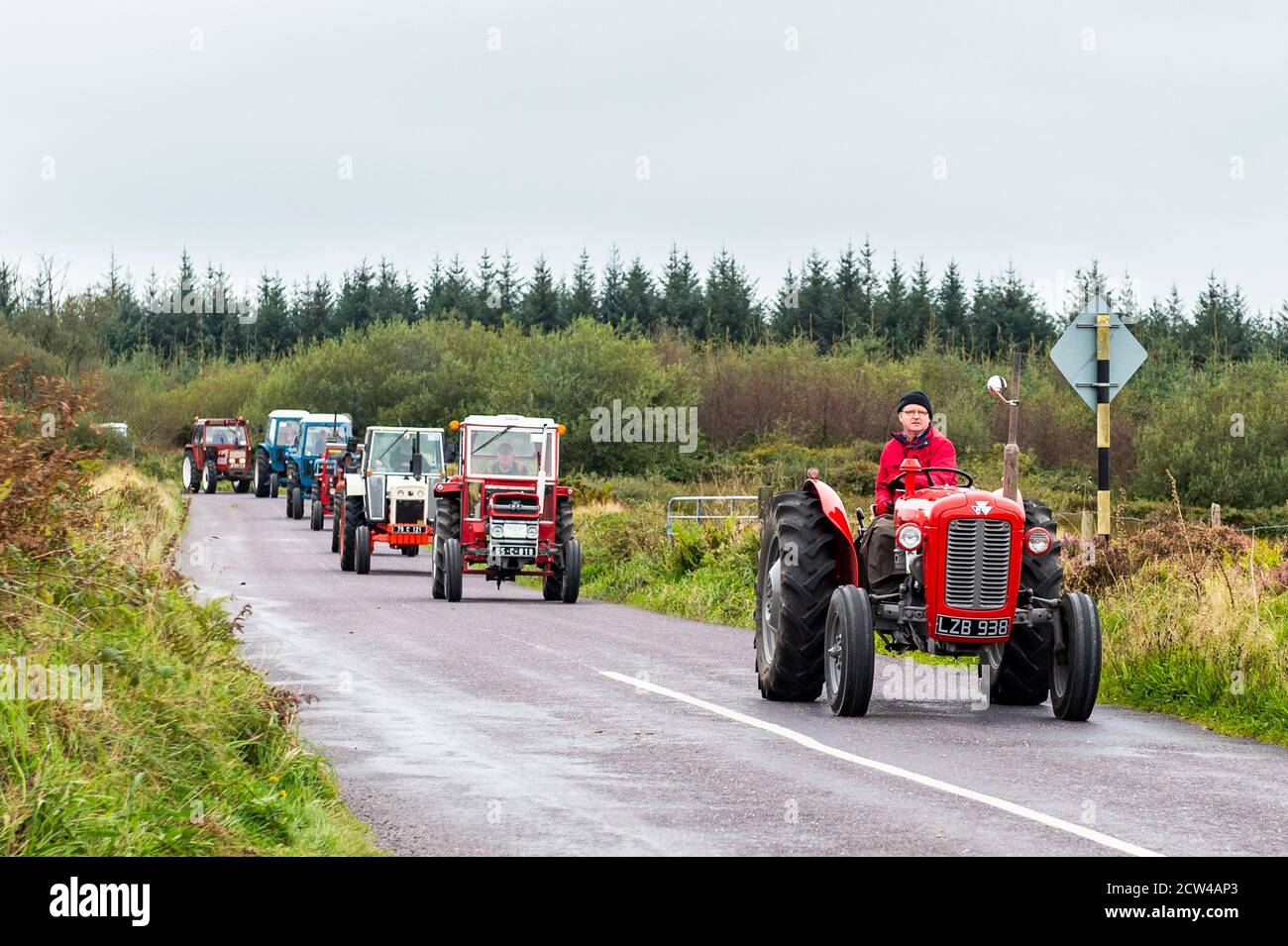Skibbereen, West Cork, Irland. September 2020. Etwas mehr als 20 Traktoren versammelten sich heute für einen kleinen Wohltätigkeitstraktor, der zu Hilfe von Pieta House gefahren wurde. Die alten und modernen Traktoren fuhren in der Nähe von Skibbereen. Quelle: AG News/Alamy Live News Stockfoto