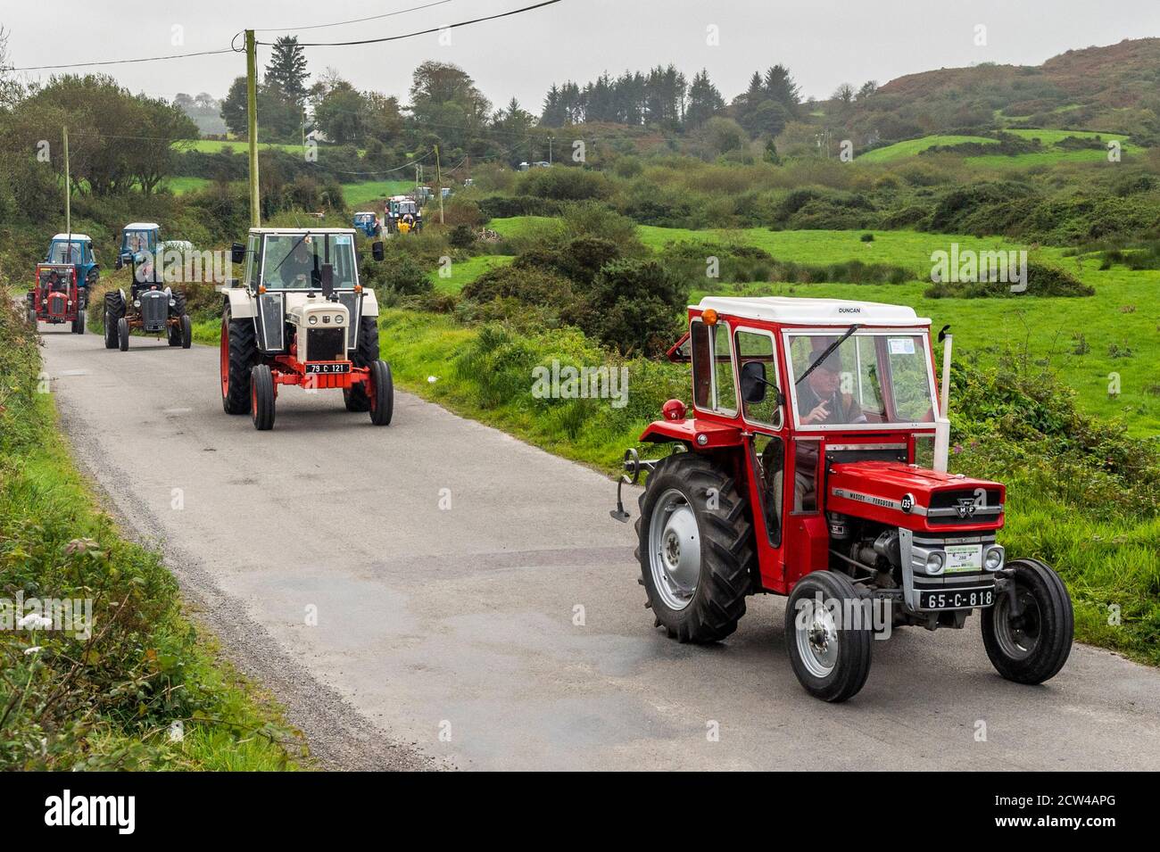 Skibbereen, West Cork, Irland. September 2020. Etwas mehr als 20 Traktoren versammelten sich heute für einen kleinen Wohltätigkeitstraktor, der zu Hilfe von Pieta House gefahren wurde. Die alten und modernen Traktoren fuhren in der Nähe von Skibbereen. Quelle: AG News/Alamy Live News Stockfoto