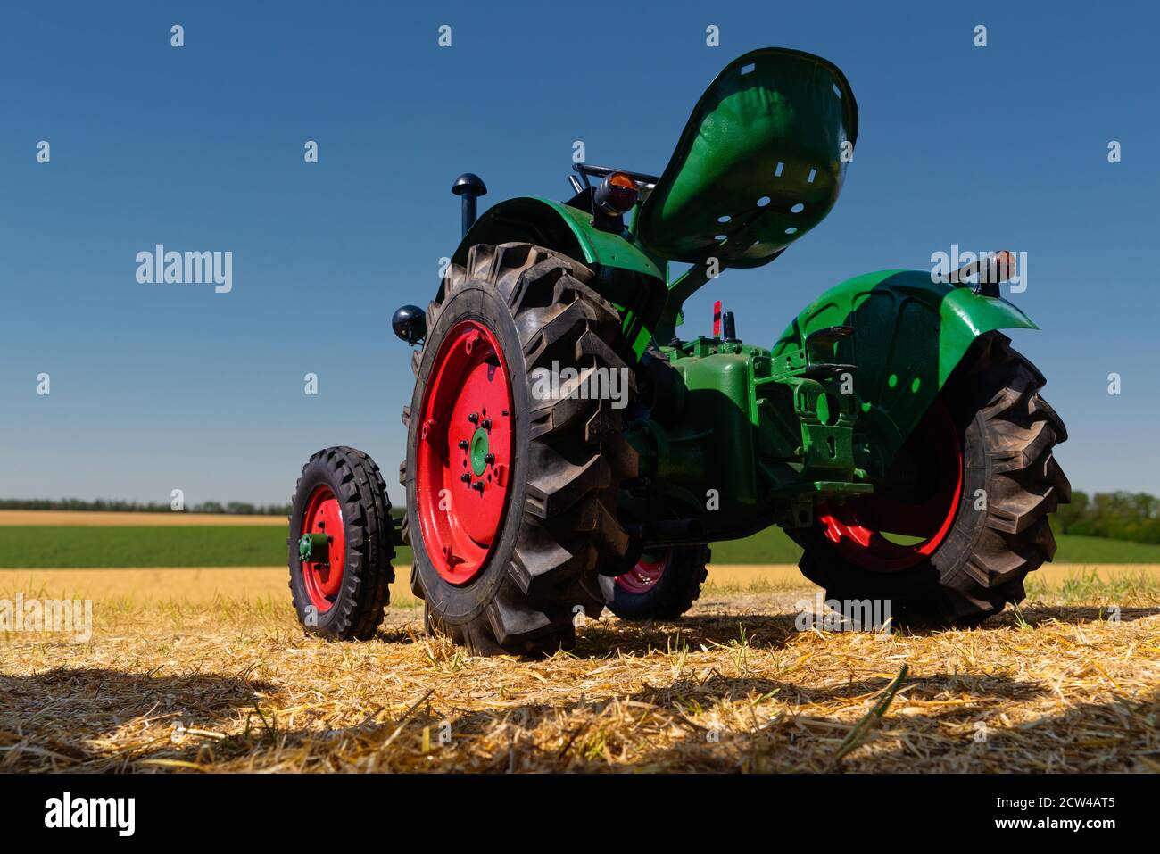Alte Traktor auf dem Feld in der Nähe der Farm Stockfoto