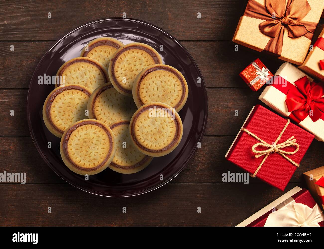 Draufsicht Teller voller Schokolade runde Kekse oder Kekse Zu weihnachten Stockfoto